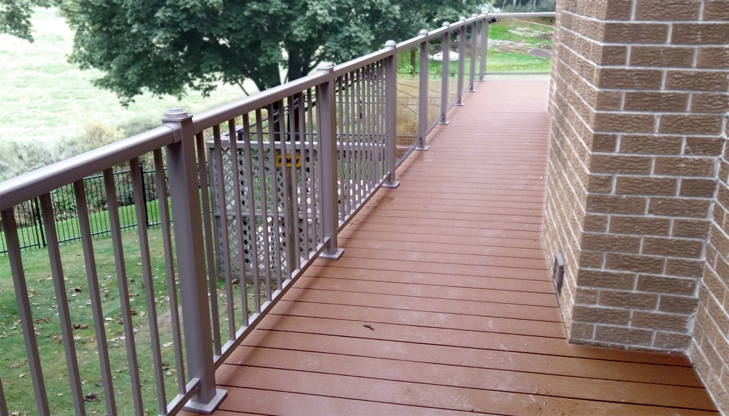 Tempered Glass with Aluminum Balusters Deck