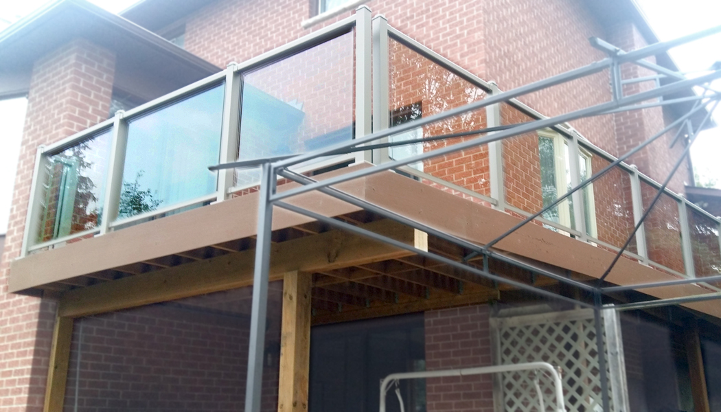 Tempered Glass with Aluminum Balusters Deck